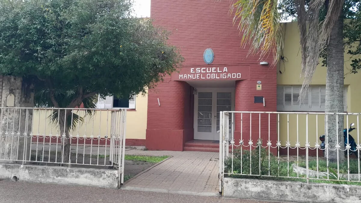 Frente de la Escuela Primaria 473 Manuel Obligado de Reconquista, una de las beneficiadas con el Fondo para Atención de Necesidades Inmediatas (FANI)