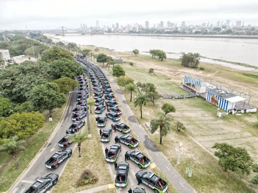 Vista aerea de las de 117 camionetas 0 km equipadas para tareas de patrullaje, destinadas a la Unidad Regional I, la Policía de Investigaciones (PDI), la Guardia Rural Los Pumas y la nueva Guardia Provincial (ex Policía Vial)