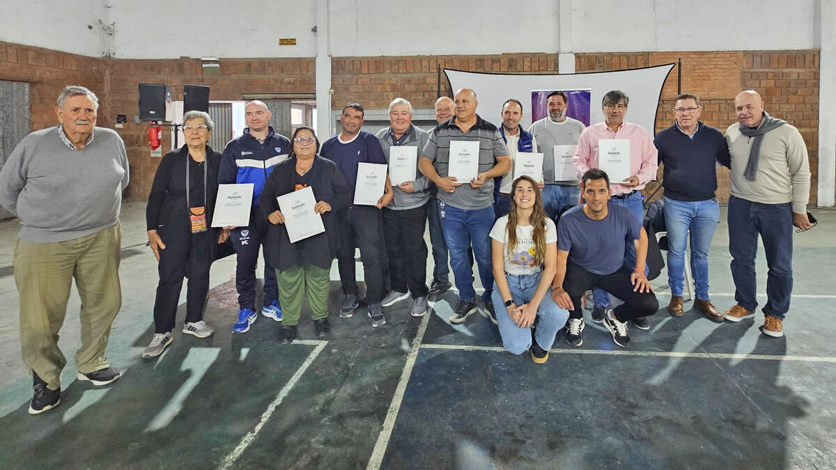 El Senador Rodrigo Borla junto a los representantes de los clubes de San Justo que recibieron aportes para el Programa Aporte al Deporte Comunitario