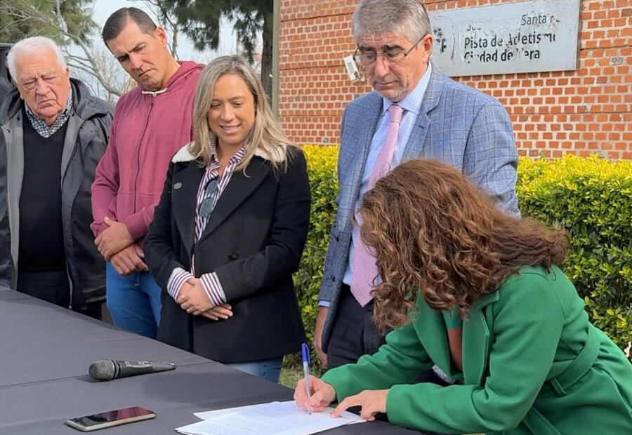 El ministro Fabián Bastia y la intendente Paula Mitre firmando el convenio del Programa Brigadier en Vera