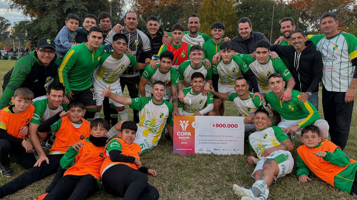 Plantel de Juventud de Malabrigo celebrando con el premio tras clasificar a la tercera fase de la Copa Santa Fe.