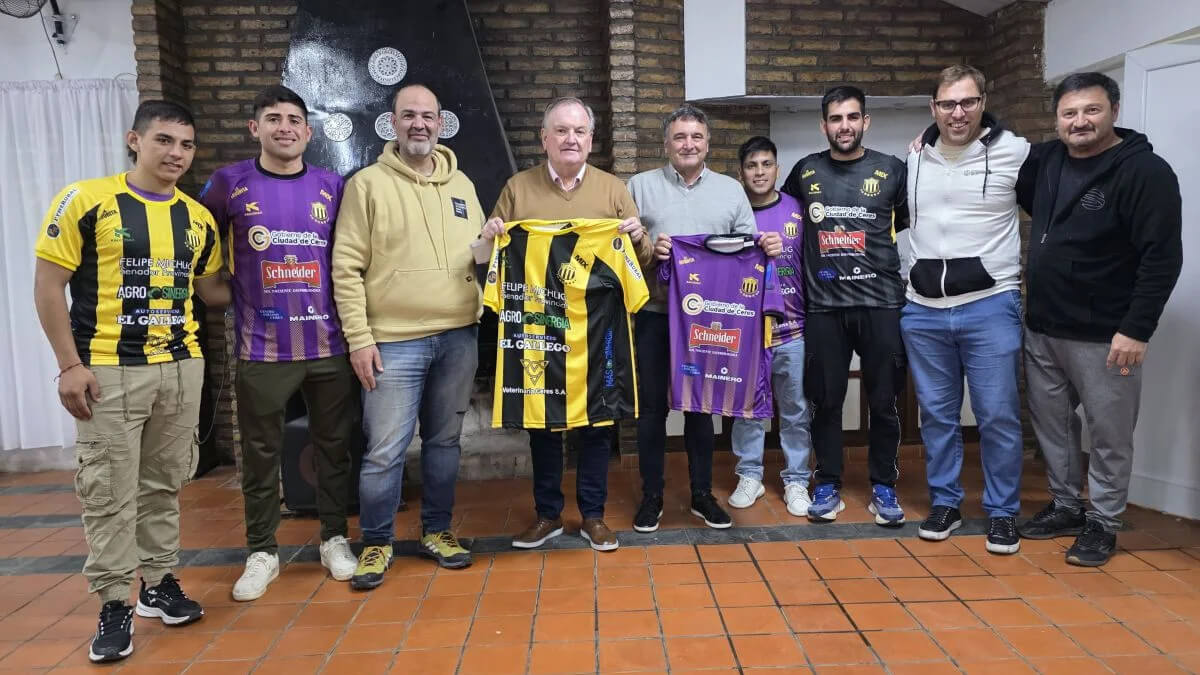 El senador Felipe Michlig entrega un cheque de aportes al presidente del Club Central de Ceres, Andrés Bernabeu, en un acto de apoyo institucional.