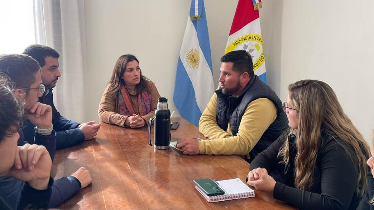 Intendente Maribel González junto a funcionarios provinciales del Ministerio de Trabajo en Romang.