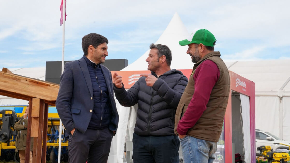 El gobernador Pullaro dialogando con productores en la AgroActiva 2025
