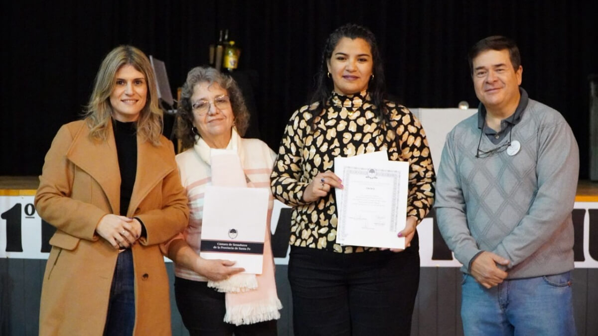 Diputada Charo Mancini entregando la Declaración de Interés a los organizadores del Primer Festival de Teatro en Villa Ocampo