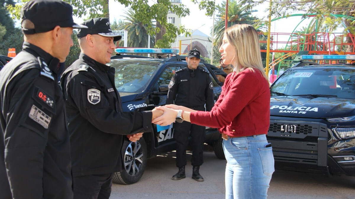 La secretaria de Gestión Institucional, Virginia Coudannes, haciendo entrega de los nuevos móviles a la policía de la UR XII con asiento en Tostado
