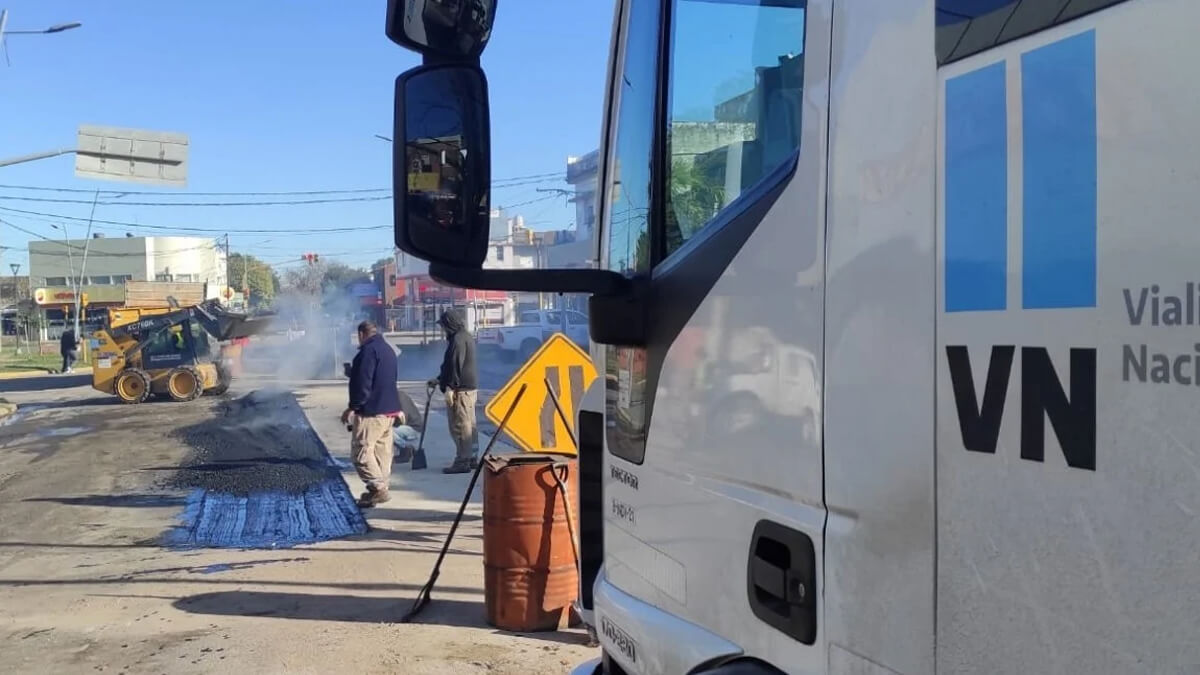 Trabajadores de Vialidad Nacional realizando tareas de bacheo y repavimentación en la Ruta Nacional 11