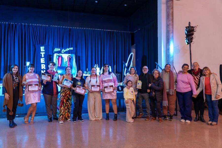 Entreega de certificados a los participantes del 1er. Festival de Teatro de Villa Ocampo