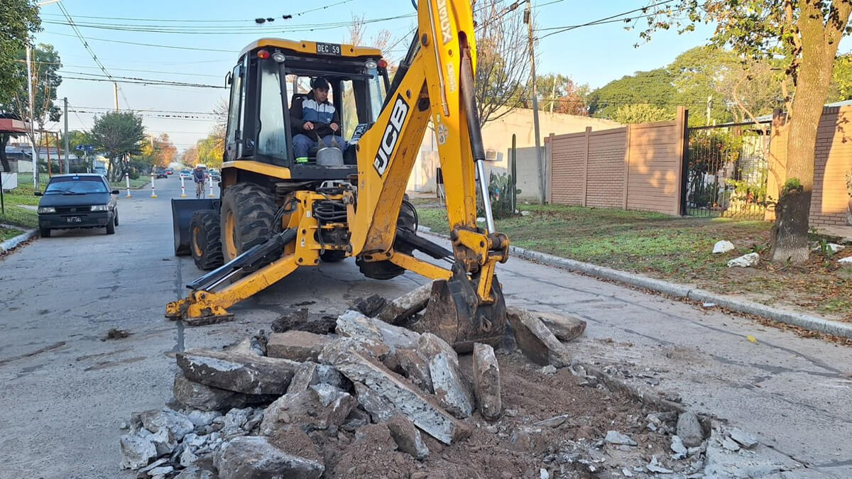 Maquinaria municipal realizando trabajos de bacheo en Calle 8, Avellaneda