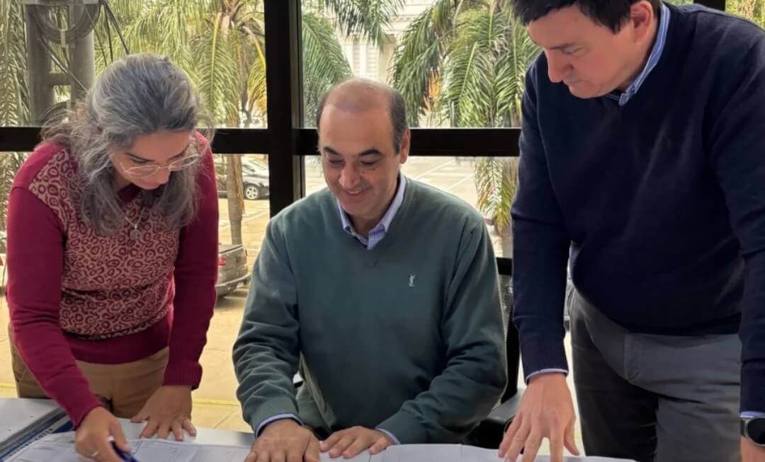 El presidente comunal hector zat reunidos con los funcionarios provinciales.