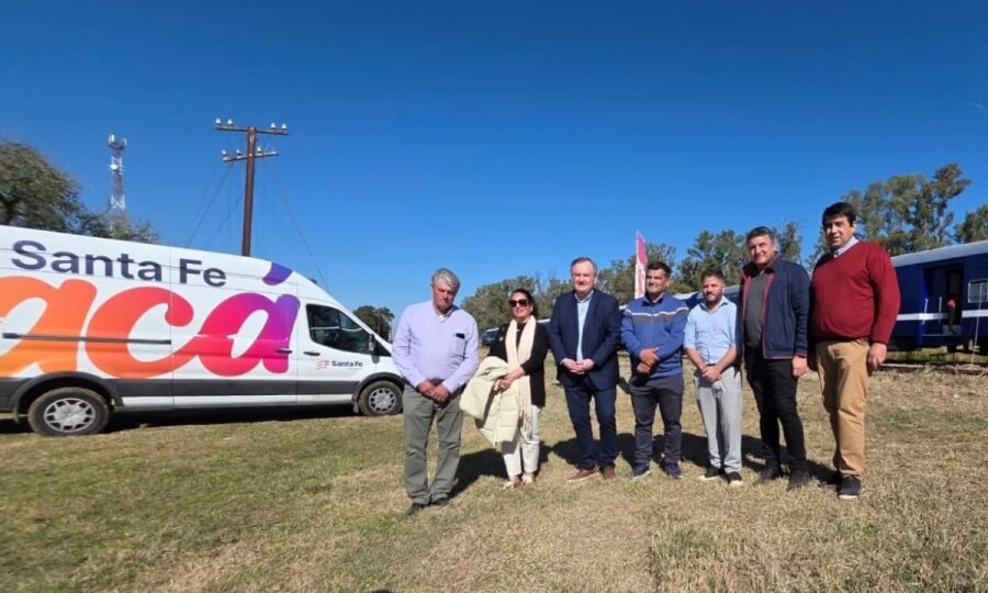 El senador Felipe Michlig, junto a autoridades provinciales y locales, en la llegada del Tren de Capital Humano a Curupaity.