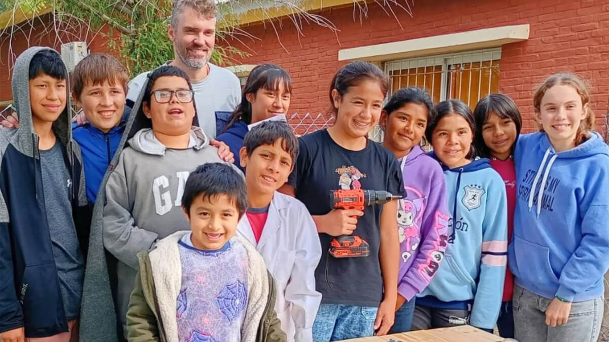 El Licenciado Francisco Garrido junto a alumnos de la Escuela 453 que participaron de la capacitación de educación ambiental en Los Laureles