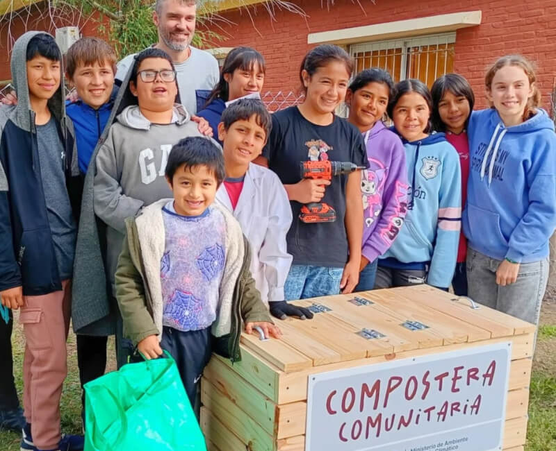 El Licenciado Francisco Garrido junto a alumnos de la Escuela 453 que participaron de la capacitación de educación ambiental en Los Laureles