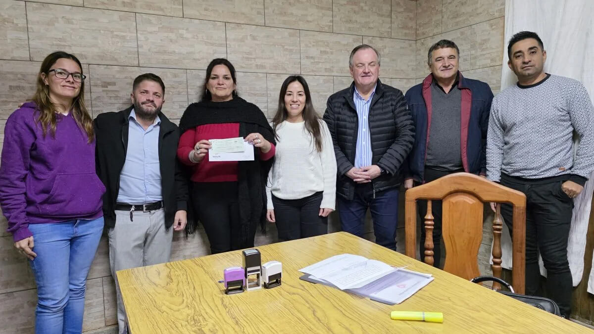 Felipe Michlig y Juan Cruz Cándido haciendo entrega de aportes del programa Brigadier.