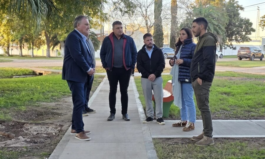 Felipe Michlig y Juan Cruz Candido recorriendo la localidad de Las Palmeras
