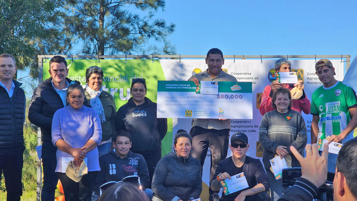 El intendente Roberto Sponton junto a los participantes del concurso de cosecha de cítricos 2025 en Malabrigo