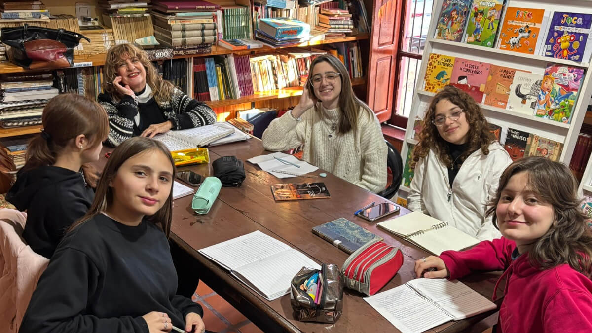 Participantes del taller de escritura durante las actividades por el Mes del Libro en Villa Ocampo