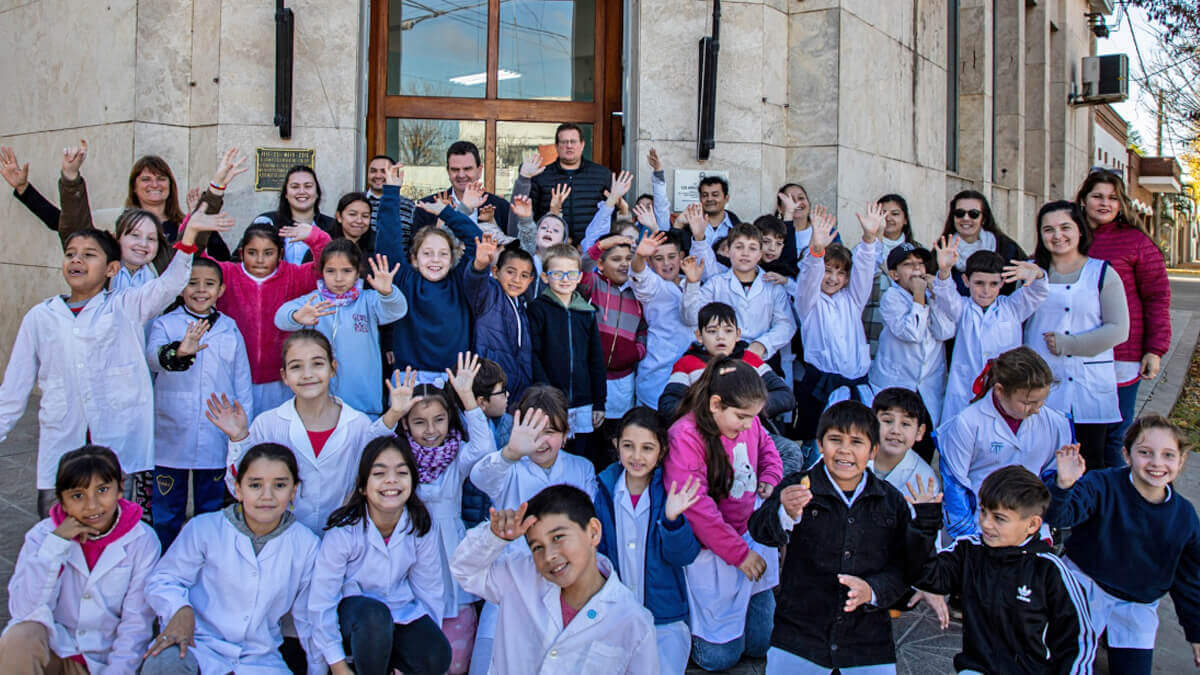 El intendente Roberto Spontón junto a alumnos de 3° grado durante la visita al edificio municipal en el marco del proyecto “Lugares de memoria de mi ciudad”.