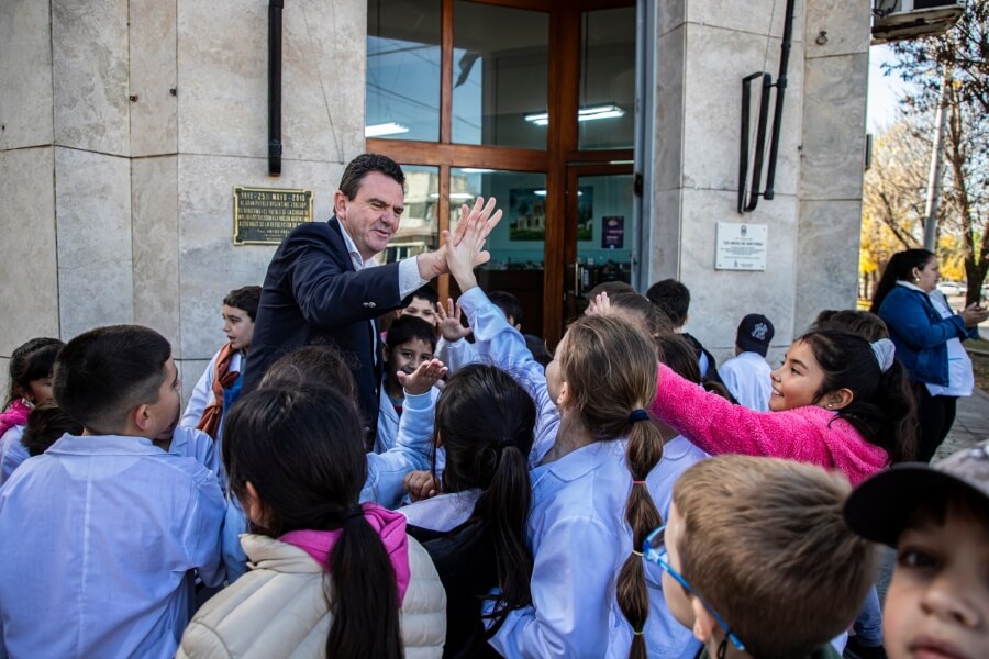 Alumnos de 3° grado de las escuelas primarias participando del recorrido guiado por los principales puntos históricos y culturales de la localidad