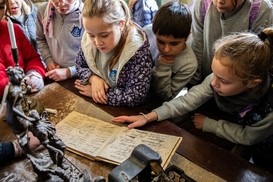 Alumnos de 3° grado de las escuelas primarias participando del recorrido guiado por los principales puntos históricos y culturales de la localidad
