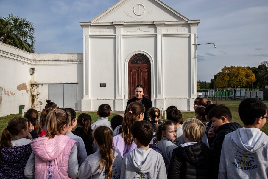 Alumnos de 3° grado de las escuelas primarias participando del recorrido guiado por los principales puntos históricos y culturales de la localidad