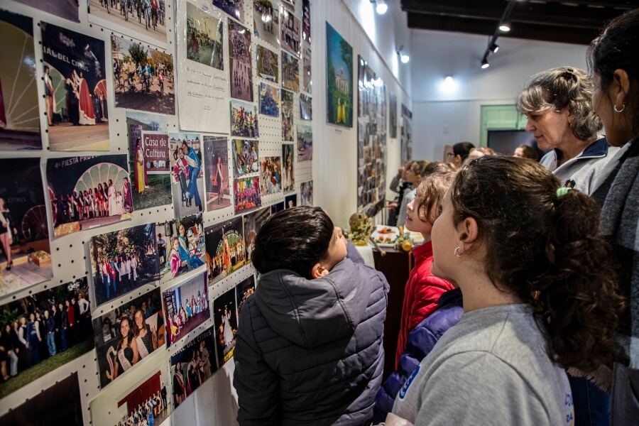 Alumnos de 3° grado de las escuelas primarias participando del recorrido guiado por los principales puntos históricos y culturales de la localidad