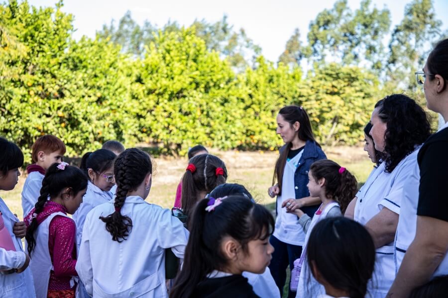 Alumnos de 3° grado de las escuelas primarias participando del recorrido guiado por los principales puntos históricos y culturales de la localidadv