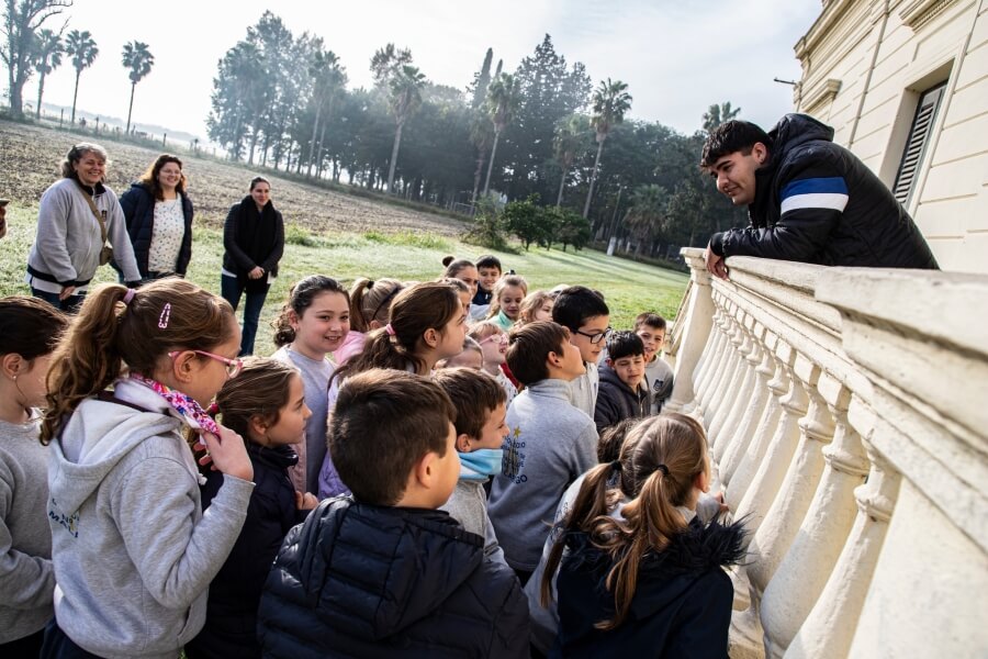 Alumnos de 3° grado de las escuelas primarias participando del recorrido guiado por los principales puntos históricos y culturales de la localidad