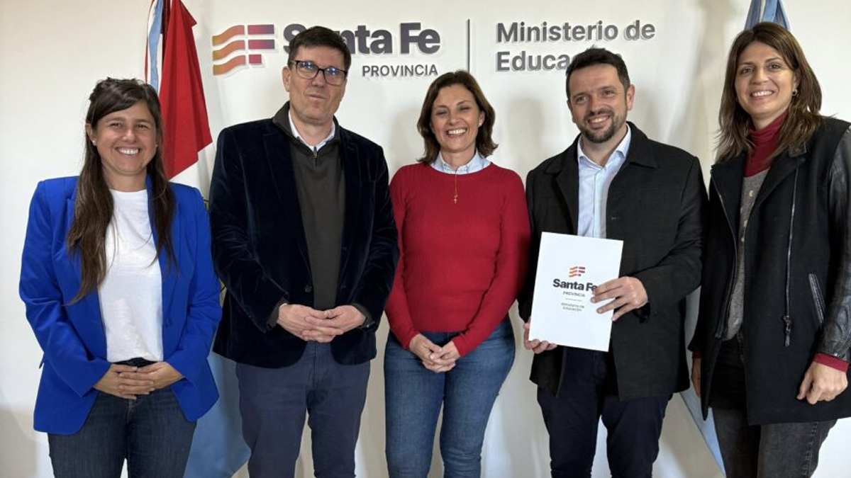 El intendente Gonzalo Braidot y el ministro José Goity durante la firma del convenio para la construcción de la escuela especial en Avellaneda