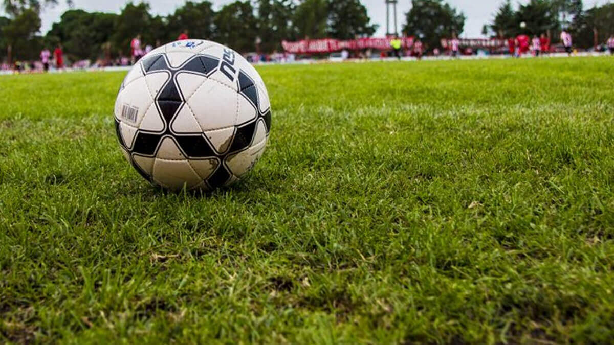 pelota de fútbol en el centro de un campo de juego