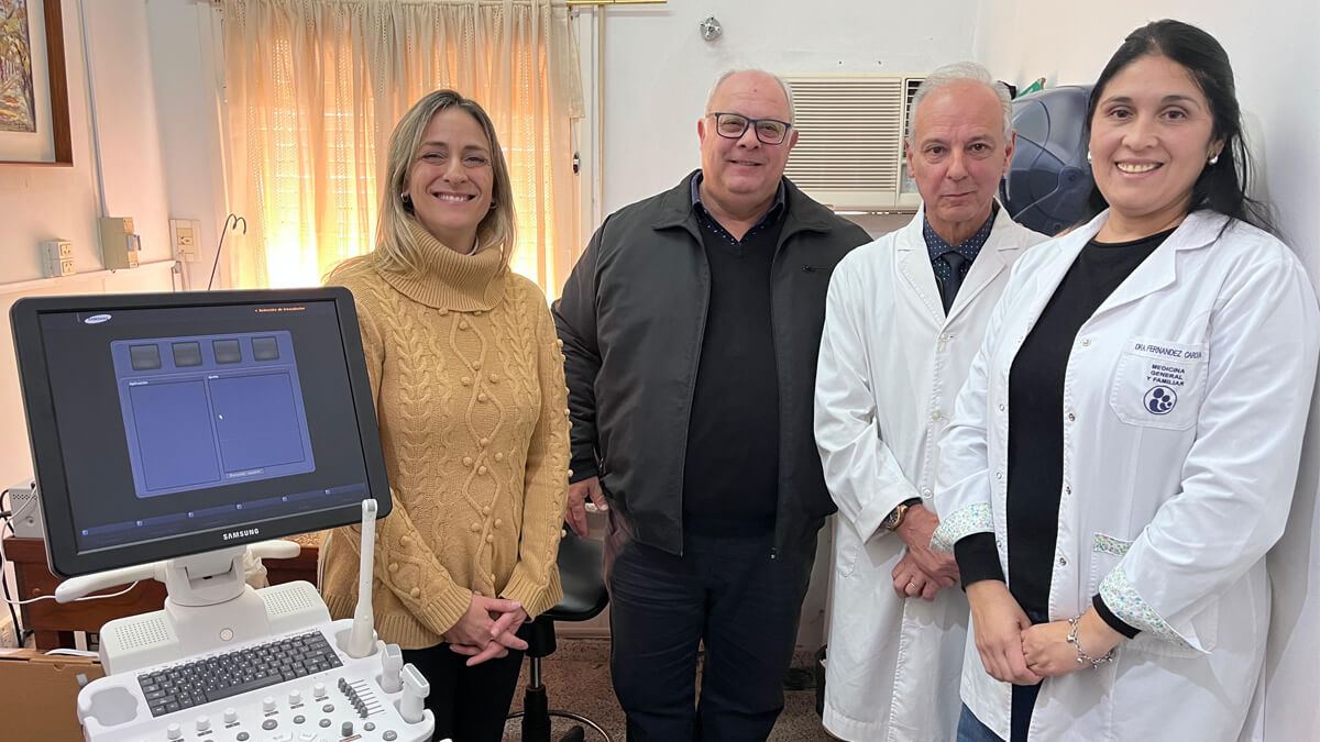 El intendente de Romang, Sergio Ramseyer, la coordinadora nodal Dra. Luciana Ramua, la directora del hospital Dra. Carolina Fernández y el médico ecografista Dr. Hugo Nardeli, posando junto al nuevo ecógrafo de alta tecnología en el Hospital Jonás Salk.