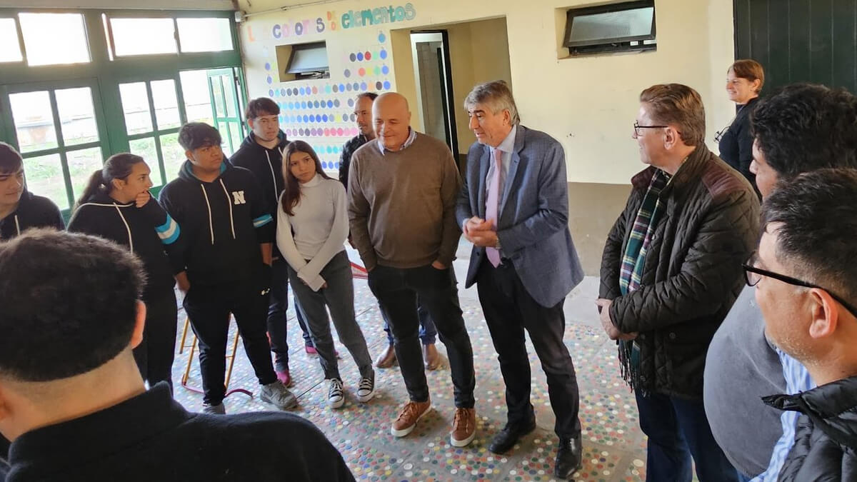El senador Rodrigo Borla y el ministro Fabián Bastia rrecorriendo instituciones civiles en el departamento San Justo.