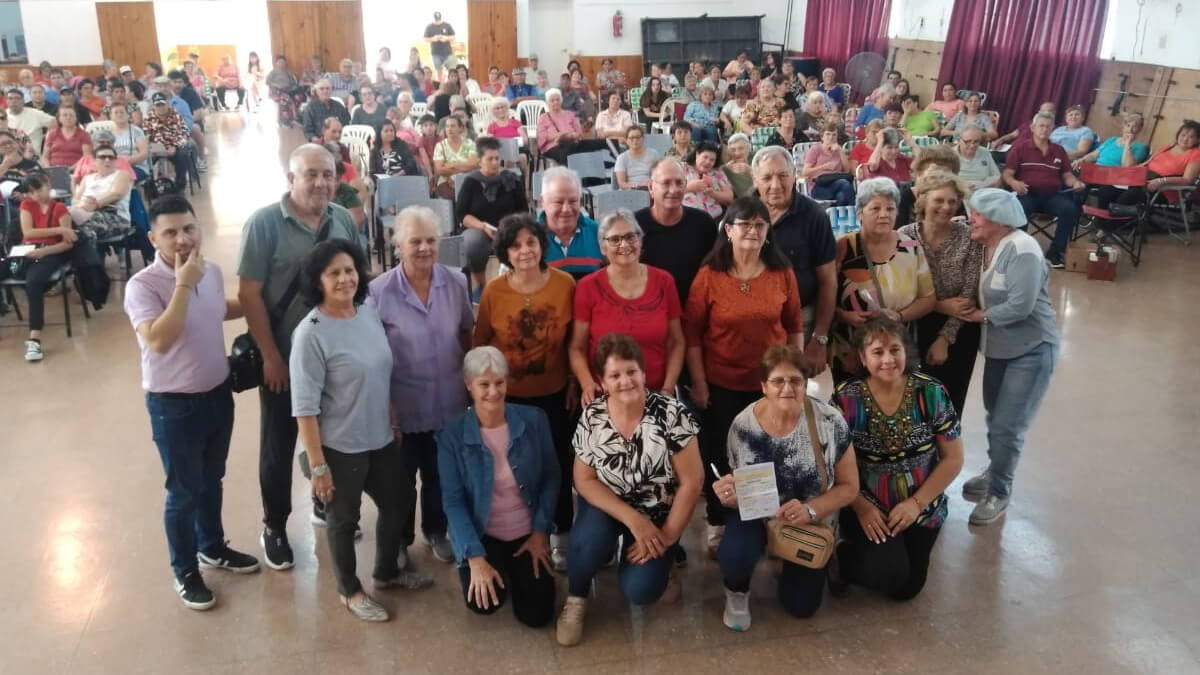 Participantes del JuPe 2024 disfrutando de actividades en el Complejo Arno