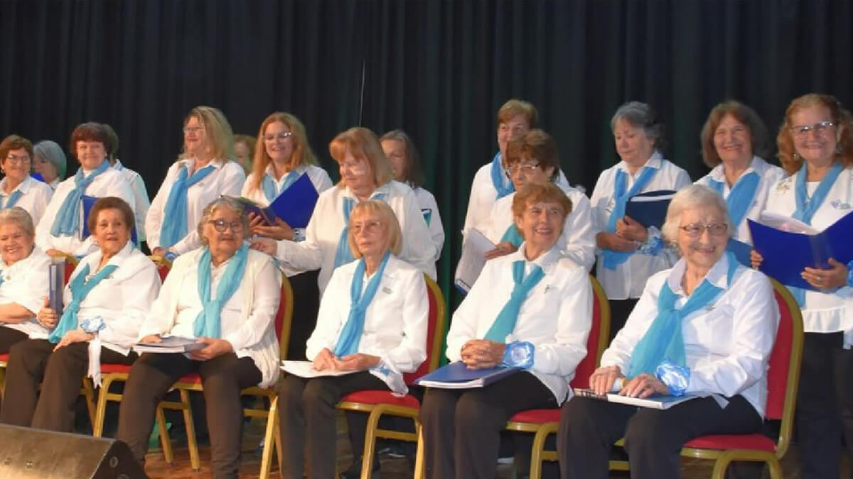 El Coro Municipal de Abuelos “Los Amigos” durante una presentación coral en el Auditorio Municipal de Avellaneda.