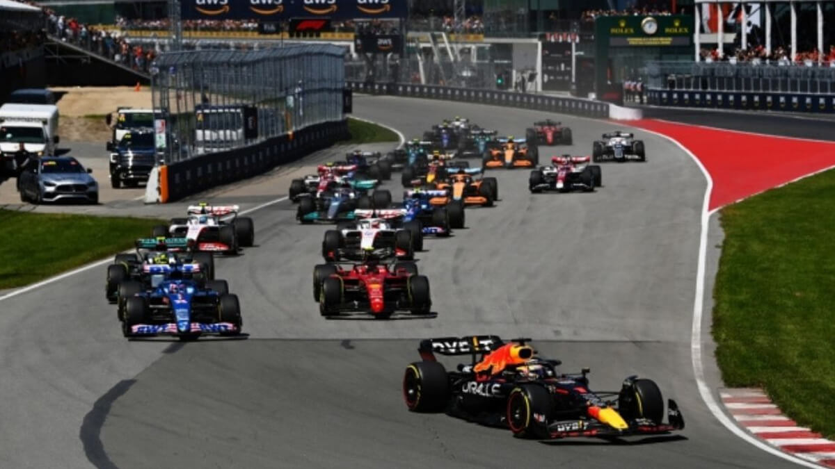 Autos de Fórmula 1 compitiendo a gran velocidad en la pista del Gran Premio de Canadá.