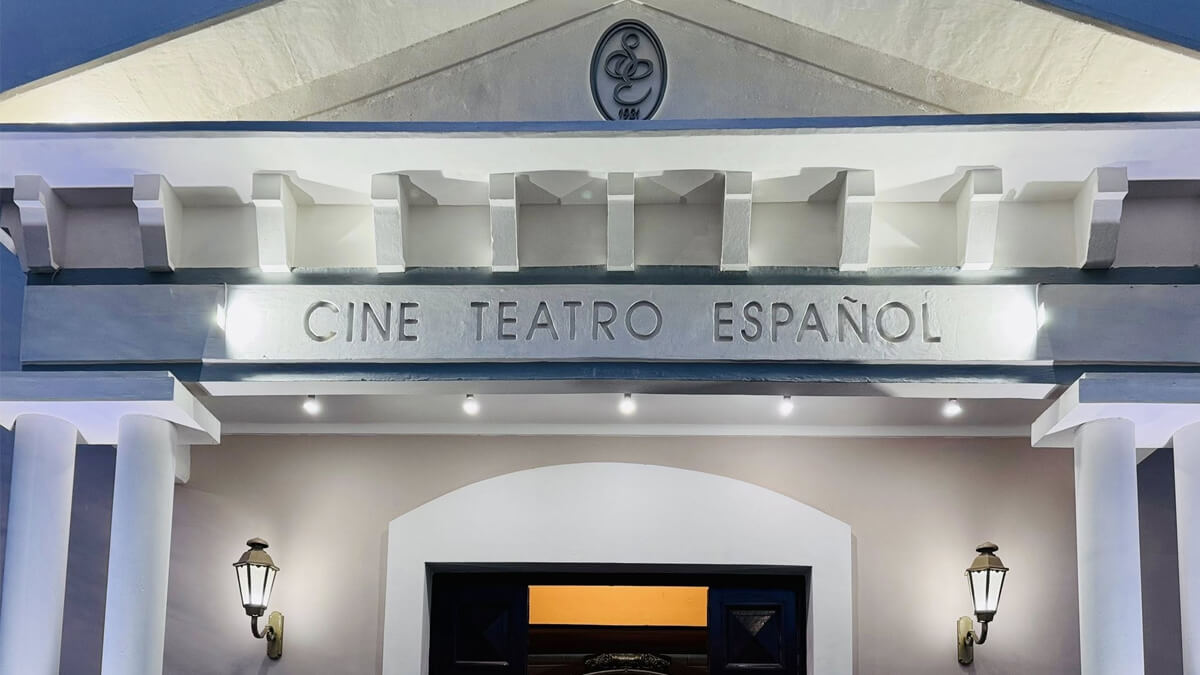 Frente iluminado del Cine Teatro Español de Vera en su reapertura