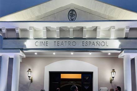 Frente iluminado del Cine Teatro Español de Vera en su reapertura