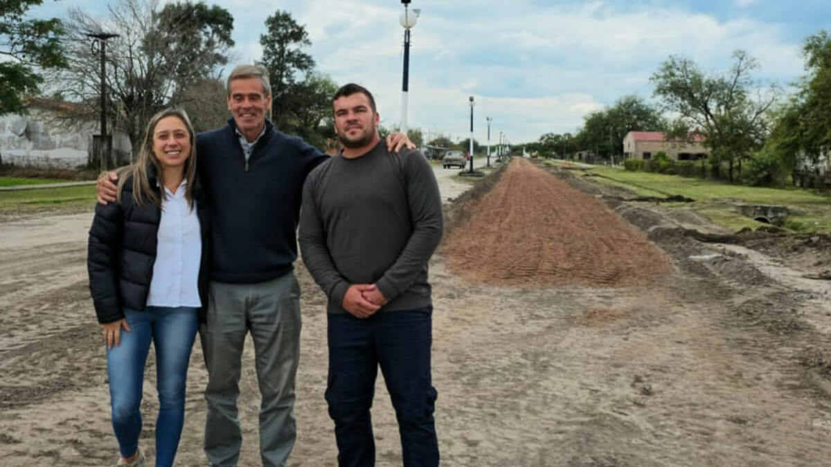El presidente comunal Franco Huber junto al titular de Vialidad Provincial Pablo Seghezzo y la funcionaria provincial Juliana Caillat recorriendo la zona de obras del acceso pavimentado a Cañada Ombú.