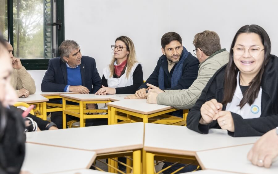 El gobernador Pullaro visitando escuela del departamento San Justo, junto al ministro Bastia y el senador Borla