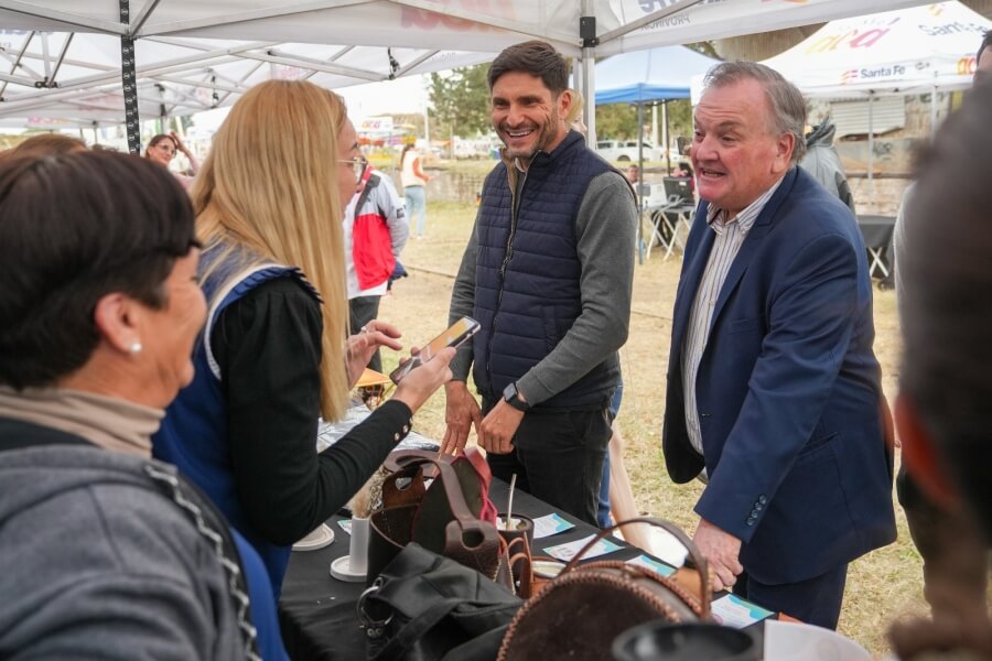 El gobernador Pullaro junto al senador Michlig recorriendo Santa Fe Acá y el Tren Capital Humano