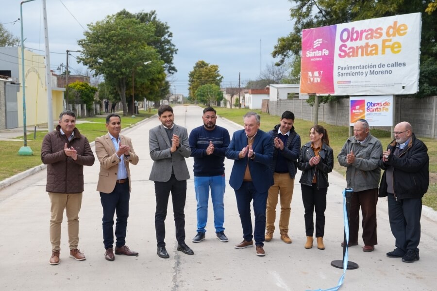 Pullaro y Michlig inaugurando obras de pavimentación en Moises Ville
