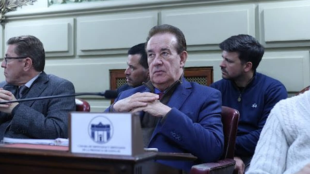 El senador Orfilio Marcón interviene en la sesión del Senado de Santa Fe durante la aprobación del proyecto de ley de endeudamiento.