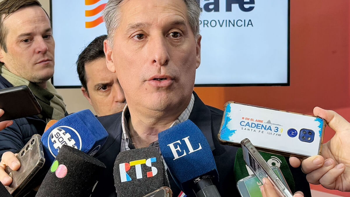 El ministro Pablo Olivares durante la conferencia de prensa donde abordó el pago del medio aguinaldo.
