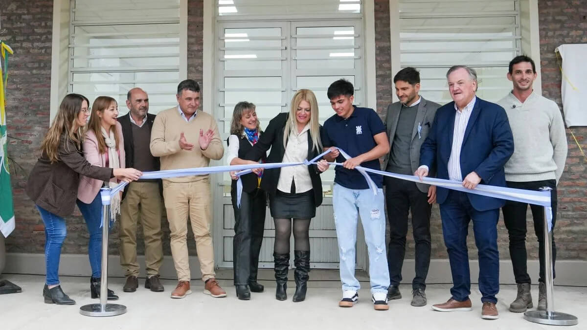 El gobernador Maximiliano Pullaro, el senador Felipe Michlig y la intendenta Alejandra Dupouy realizando el corte de cintas inaugural del Polo Educativo Tecnológico de Ceres, marcando la apertura oficial del centro de formación.