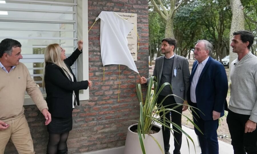 Descubrimiento de placa recordatoria por la inauguración del Polo Educativo Tecnológico en Ceres