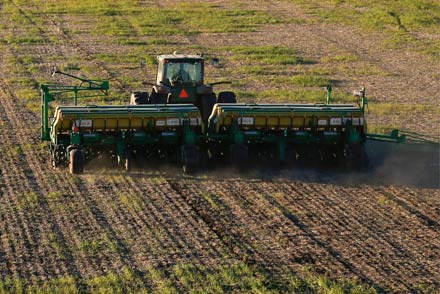 Tractor con sembradora trabajando en la siembra de trigo en la región núcleo