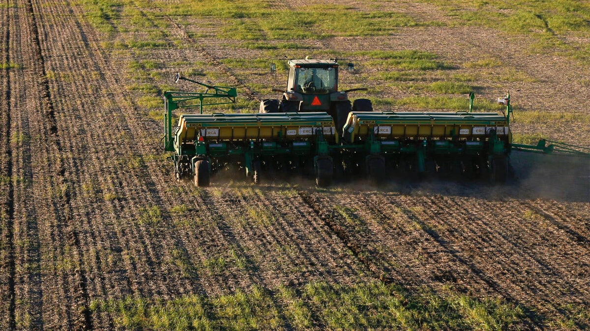 Tractor con sembradora trabajando en la siembra de trigo en la región núcleo