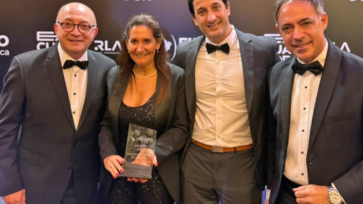 Delegación santafesina, encabezada por la secretaria de Turismo Marcela Aeberhard, recibe el Premio Destino Revelación en Fiexpo Latinoamérica 2025