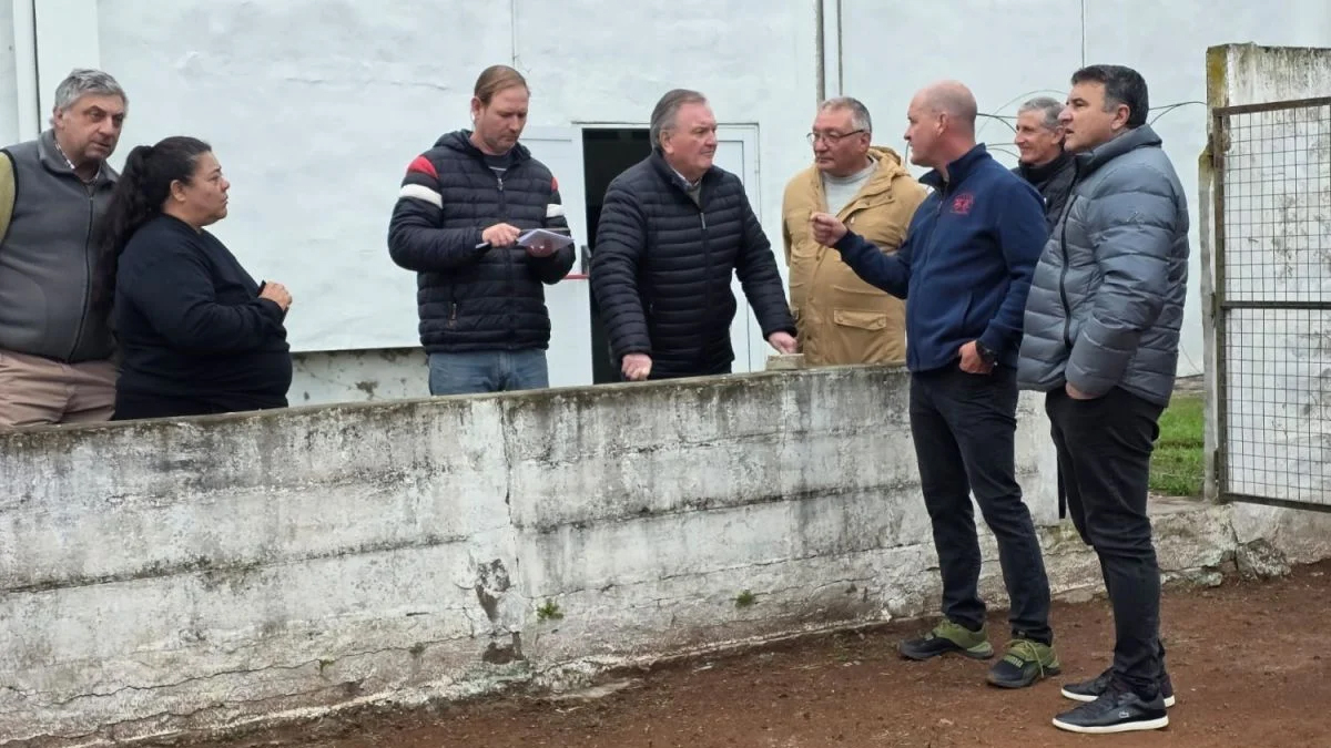 El senador Felipe Michlig en su visita al Club Unión Deportiva de Arrufó