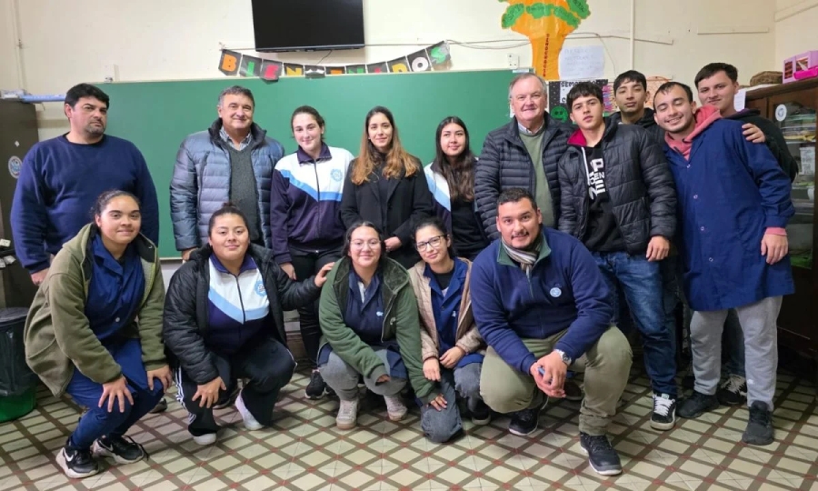 El senador Felipe Michlig en su visita a la Escuela N° 515 “Mariano Moreno“ de Soledad